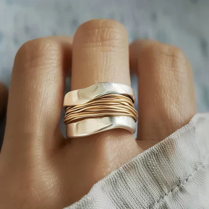 Silverring med gyllene trådar