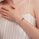 Justerbart armband med tassavtryck