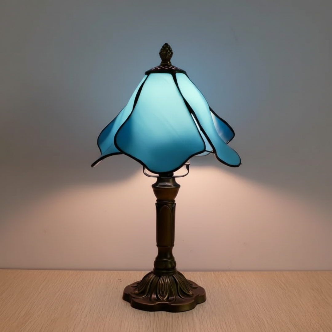 BLÅ KLOCKA | Klassisk lampa med kronbladsformad skärm