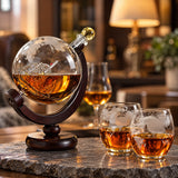 Whiskykaraff och glas med världskarta