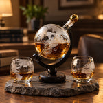 Whiskykaraff och glas med världskarta