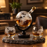Whiskykaraff och glas med världskarta
